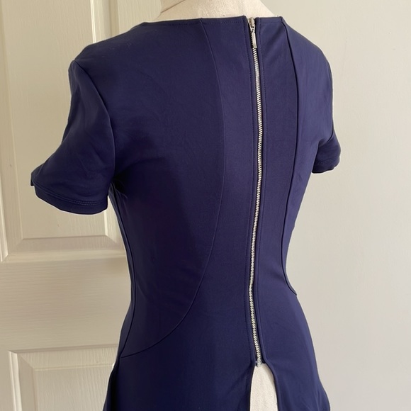 💙FOREVER NEW Sz6 Blue structured short sleeve blouse with zipper + flair detail - Picture 8 of 14